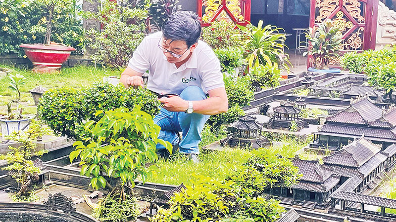 Anh Nguyễn Thanh Tùng chăm chút từng góc nhỏ trong công trình “Cố đô Huế thu nhỏ”.