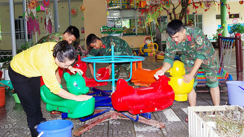 Bộ đội cùng lực lượng địa phương và các thầy, cô giáo dọn dẹp vệ sinh sau lũ tại Trường mầm non Thủy Thanh 1 (thị xã Hương Thủy, tỉnh Thừa Thiên Huế).