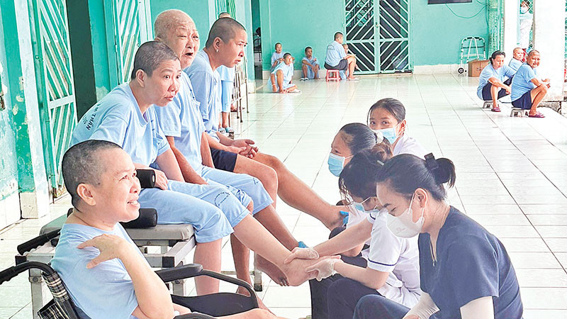 Người lang thang xin ăn được chăm sóc tại Trung tâm Điều dưỡng người bệnh tâm thần.