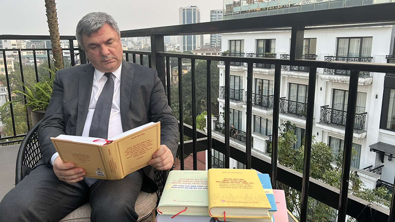 Phó Chủ tịch Ủy ban Đối ngoại Saint Petersburg Vyacheslav Kalganov nghiên cứu sách của Tổng Bí thư Nguyễn Phú Trọng.