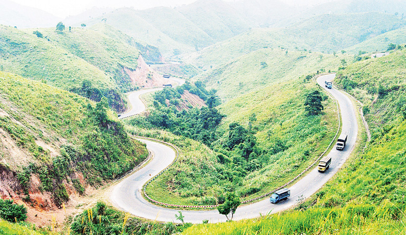 Quốc lộ 26 nối Nha Trang và Đắk Lắk hiện rất nhỏ hẹp, phương tiện lưu thông khó khăn. (Ảnh NGỌC TÂM)