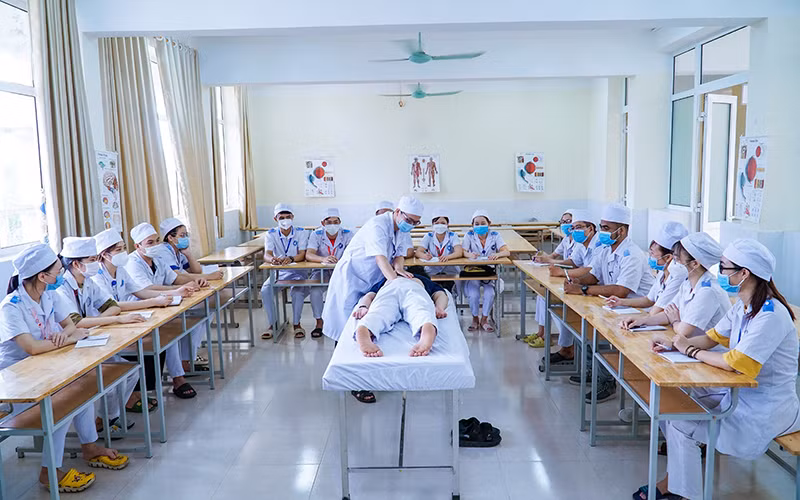 Sinh viên thực tập tại phòng thực tập tiền lâm sàng của Trường đại học Y-Dược Thái Bình.