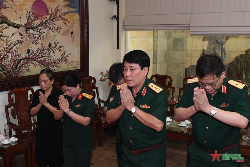 Đại tướng Lương Cường và đoàn công tác dâng hương tưởng niệm cố Tổng Bí thư Lê Khả Phiêu. Ảnh: Báo Quân đội nhân dân