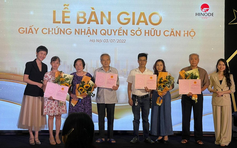 Cư dân dự án Hinode City vui mừng khi nhận được Giấy chứng nhận quyền sở hữu căn hộ.
