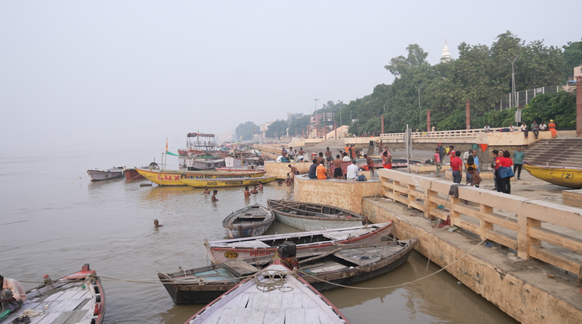 Các con thuyền gỗ nằm im lặng bên bến sông Ganga.
