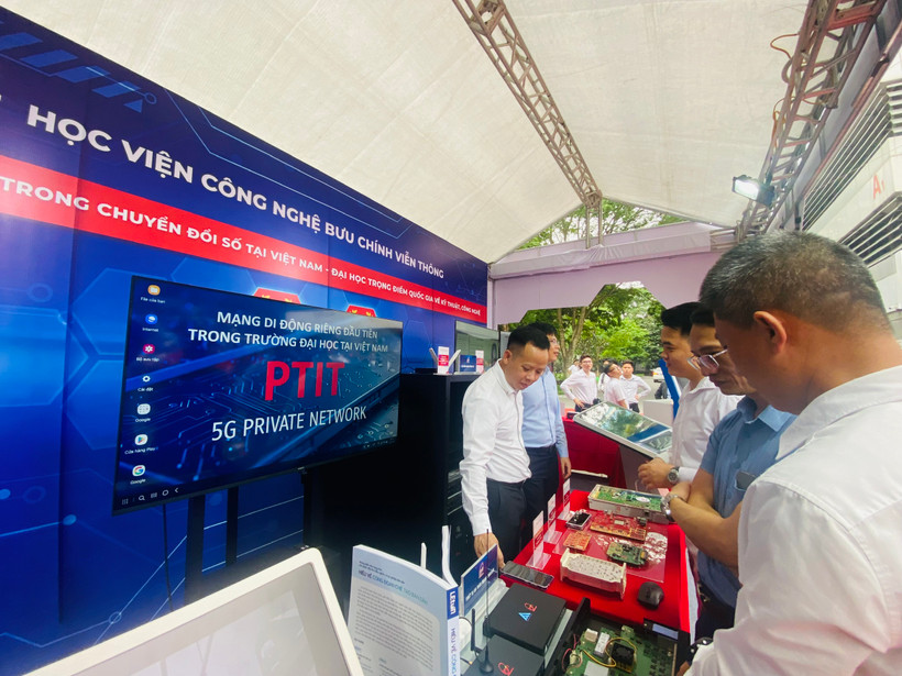 Gian hàng Học viện Công nghệ Bưu chính Viễn thông, đơn vị đóng góp vào đổi mới sáng tạo và chuyển đổi số của Việt Nam qua việc phát triển các công nghệ tiên tiến như AI, IoT, chuyển đổi số.