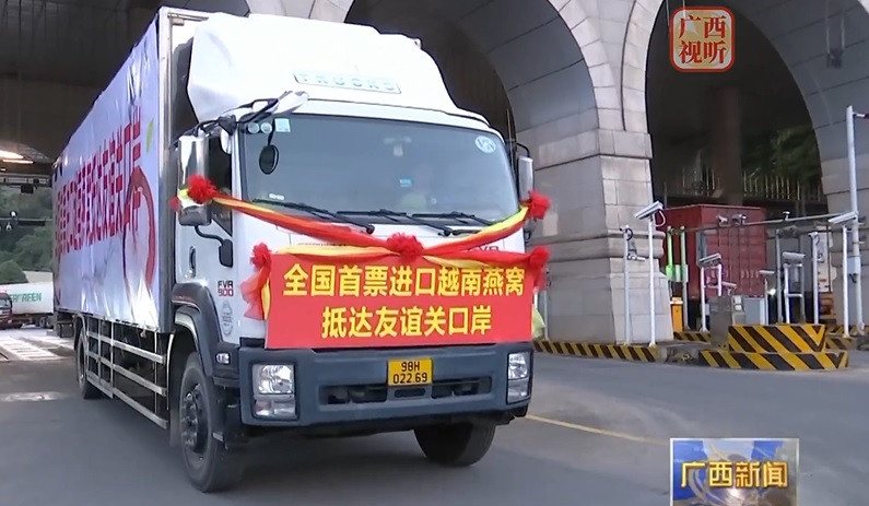 Lô sản phẩm tổ yến đầu tiên của Việt Nam thông quan tại cửa khẩu của Quảng Tây, Trung Quốc. (Ảnh: Cắt từ clip của Đài Truyền hình Quảng Tây)