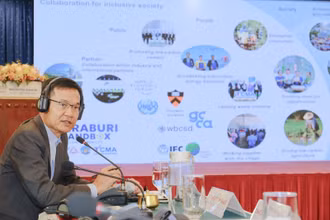 Ông Charoenchai Chaliewkriengkrai, Giám đốc Kinh doanh mảng Kinh tế tuần hoàn sinh học, Ngành Xi măng và Giải pháp Xây dựng Xanh của SCG kiêm Chủ tịch Liên đoàn Công nghiệp tỉnh Saraburi chia sẻ về mô hình Thành phố Carbon thấp Saraburi là sáng kiến tiêu biểu của Thái Lan, đồng thời là minh chứng rõ nét cho việc triển khai ESG 4 Plus của SCG vào thực tiễn.