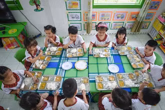 Nhiều trường học đã triển khai Mô hình điểm về bữa ăn học đường giúp cải thiện tình trạng dinh dưỡng cho học sinh.