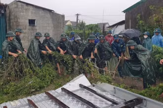 Cán bộ, chiến sĩ Trung đoàn 841 hỗ trợ người dân khắc phục thiệt hại do tố lốc gây ra.