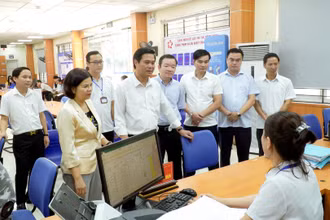 Đoàn công tác của tỉnh Bắc Ninh kiểm tra tình hình vận hành chính quyền địa phương 2 cấp tại phường Từ Sơn.