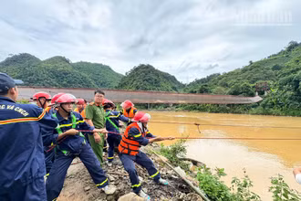 Lực lượng cứu hộ đang trục vớt ô-tô do sự cố đứt cáp nghiêng cầu treo Búng Pon.