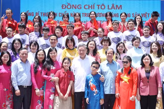 Tổng Bí thư Tô Lâm chụp ảnh lưu niệm cùng thầy cô và học sinh Trường PTCS Nguyễn Đình Chiểu và Trường PTCS Xã Đàn. Ảnh: Thống Nhất/TTXVN