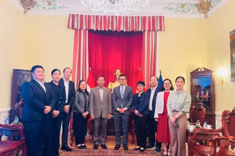 Đại sứ Vũ Lê Thái Hoàng và Đại sứ Khampheng Douangthongla cùng các thành viên Đại sứ quán hai nước chụp ảnh lưu niệm.