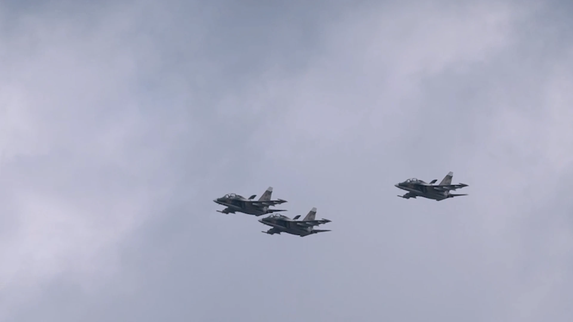 [Video] Tổng duyệt diễu binh 30/4: Ngắm Su-30MK2 bay vút qua bầu trời Thành phố Hồ Chí Minh