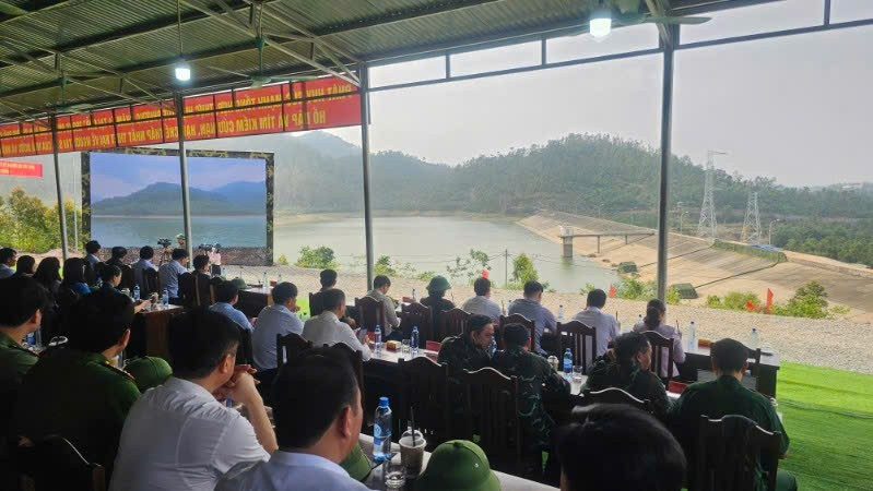 Các đại biểu tham quan diễn tập phần thực binh. z6677577535829-a10ea27b1e6889fea936f31f087746df.jpg