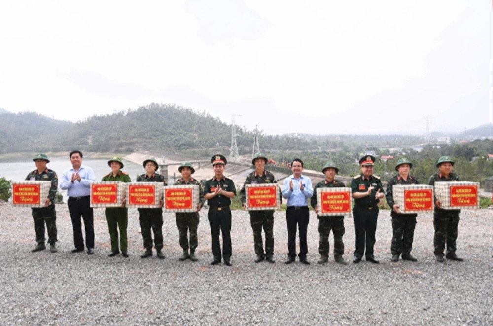 Lãnh đạo Quân khu 2 và tỉnh Vĩnh Phúc tặng quà cho các lực lượng hoàn thành xuất sắc nhiệm vụ diễn tập. 3-9-2692.jpg