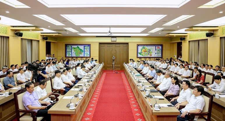 Cán bộ chủ chốt của tỉnh và các xã, phường dự hội nghị. z6727728354238-65fa59338f002391adae427fc30f05c2.jpg