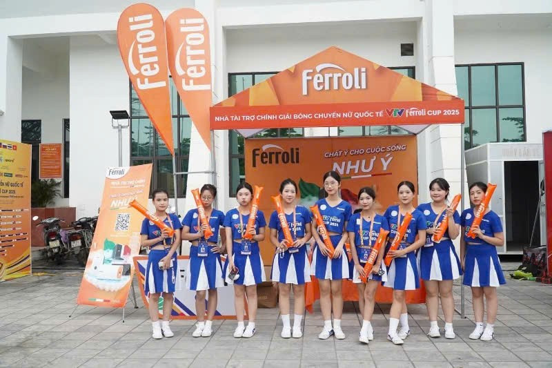 Các nhà tài trợ hâm nóng giải đấu. z6751987478512-ef806d37d3c3ca3f85ca6501cae6d11f.jpg
