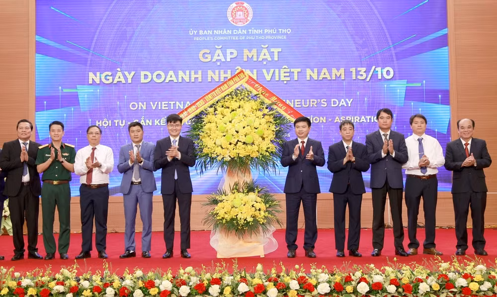 bi-thu-tinh-uy-truong-quoc-huy-tang-hoa-chuc-mung-hiep-hoi-doanh-nghiep-tinh.jpg