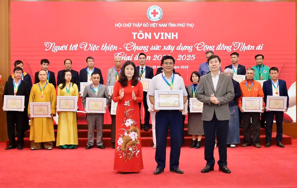 Trao tặng danh hiệu Tình nguyện viên Chữ thập đỏ tiêu biểu toàn quốc.