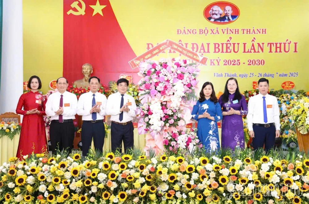 Lãnh đạo tỉnh chúc mừng Đại hội Đảng bộ xã Vĩnh Thành. z6843445923272-d68c3b9d0de98f8a3429a7ff469b21ee.jpg
