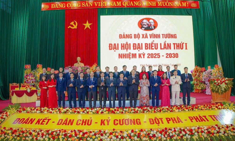 Ban Chấp hành Đảng bộ xã Vĩnh Tường ra mắt. z6843445945288-85a1b2ee9b2a511e9975c312e30dbb12.jpg