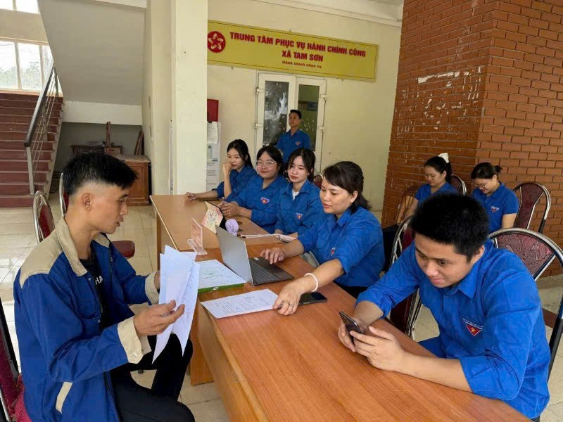 Đoàn viên thanh niên xã Tam Sơn giúp người dân giải quyết thủ tục hành chính. z6784130436151-2bd17b09197d7aeddf323c1a2b98f810.jpg
