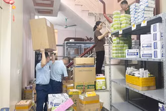 Cơ quan chức năng kiểm tra phát hiện, thu giữ sản phẩm có dấu hiệu hàng giả.