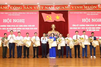 Lãnh đạo tỉnh Thanh Hóa trao tặng Bằng khen cho các tập thể có thành tích xuất sắc.