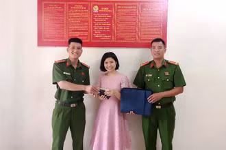 Công an xã Hoằng Hóa giao trả tài sản cho chủ sở hữu đánh rơi.
