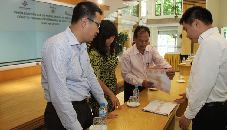 Đại diện Ban Đấu giá Sở GDCK Hà Nội làm việc với lãnh đạo doanh nghiệp tại phiên đấu giá Công ty TNHH MTV Thương mại và Đầu tư Hà Nội.