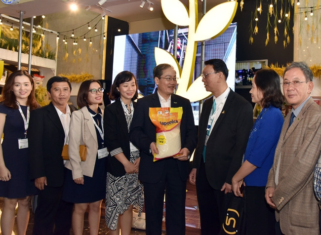 Lãnh đạo Tổng công ty Thương mại Hà Nội trao đổi với khách hàng tại Hội nghị gạo thế giới tổ chức ở Hà Nội tháng 10-2018. Ảnh: ĐĂNG ANH