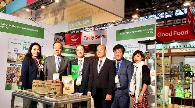 Đại sứ Việt Nam tại Pháp, Tham tán thương mại Việt Nam tại Pháp và Cục trưởng Cục Xúc tiến thương mại, Bộ Công thương, đến thăm gian hàng của Tổng công ty tại Hội chợ SAIL Paris 2018.