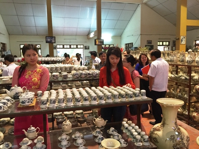 Gian hàng trưng bày sản phẩm gia dụng gốm Chu Đậu.