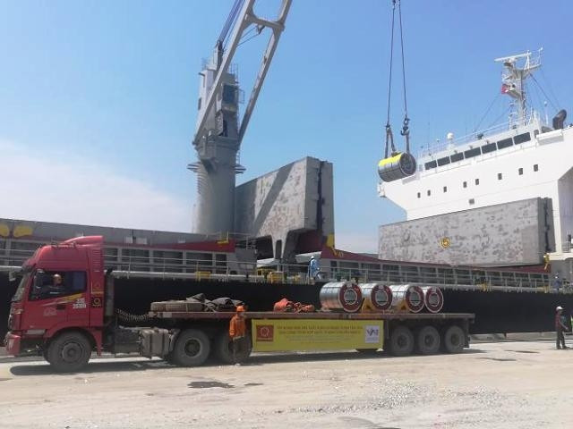Tập đoàn Hoa Sen xuất hàng xuống tàu đi Mexico.