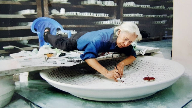 Nhà thư pháp Lê Thiên Lý viết 1.000 chữ Long trên đĩa trước khi nung.