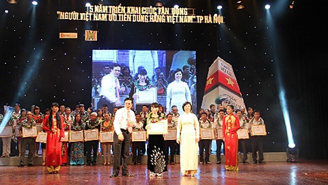 Lãnh đạo Hapro nhận bằng khen của UBND TP Hà Nội. (ảnh minh họa)