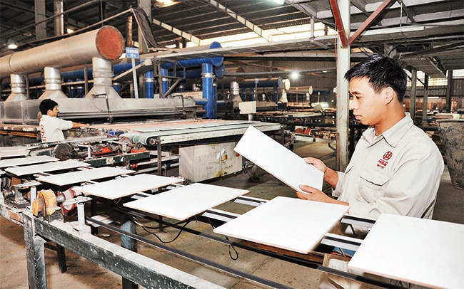 Dây chuyền sản xuất gạch ốp lát tự động tại công ty. 