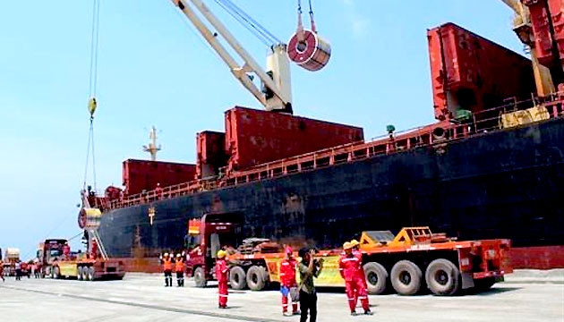 Bốc tôn thành phẩm xuống tàu xuất đi châu Âu tại cảng Nghi Sơn. (Ảnh: NGUYÊN SƠN)