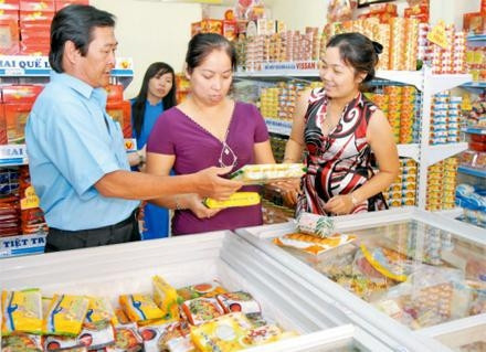 Người tiêu dùng mua thực phẩm chế biến tại một cửa hàng của VISSAN.