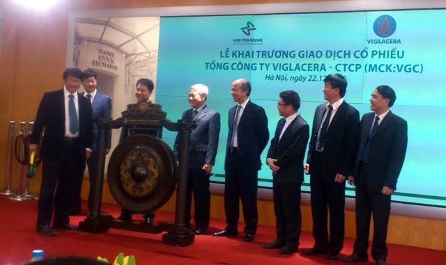 Đại diện Lãnh đạo Tổng công ty Viglacera đánh trống khai trương giao dịch cổ phiếu VGC.