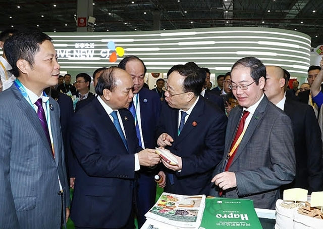 Thủ tướng Chính phủ Nguyễn Xuân Phúc và đoàn cấp cao Việt Nam thăm gian hàng của Hapro tại Hội chợ CIIE 2018.
