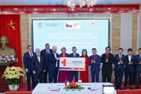 Lễ trao hỗ trợ người dân bị ảnh hưởng bởi bão lũ tại Việt Nam. 