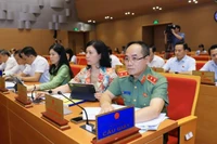 Đại biểu Hội đồng nhân dân thành phố Hà Nội bấm biểu quyết thông qua chủ trương thực hiện dự án.