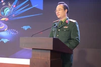 Thiếu tướng Phạm Văn Tú, Giám đốc Trung tâm Phát thanh-Truyền hình Quân đội chủ trì họp báo.
