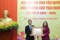 Phó Chủ tịch nước Võ Thị Ánh Xuân trao Huân chương Lao động hạng Ba tặng ông Trần Trung Hiếu, Phó Vụ trưởng Vụ Tổ chức-Hành chính, Thư ký Chủ nhiệm Văn phòng Chủ tịch nước. 