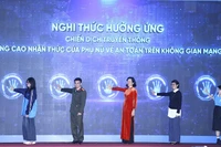 Các đại biểu thực hiện nghi thức hưởng ứng chiến dịch truyền thông. 