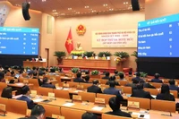 Đại biểu Hội đồng nhân dân thành phố Hà Nội biểu quyết thông qua các nghị quyết tại nghị trường.