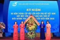 Chủ tịch Hội Liên hiệp Phụ nữ Việt Nam Nguyễn Thị Tuyến tặng hoa chúc mừng Hội Liên hiệp Phụ nữ thành phố Hà Nội.